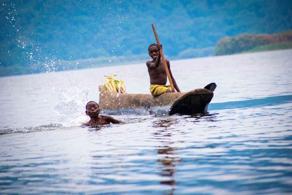 canoeing on lake Mutanda