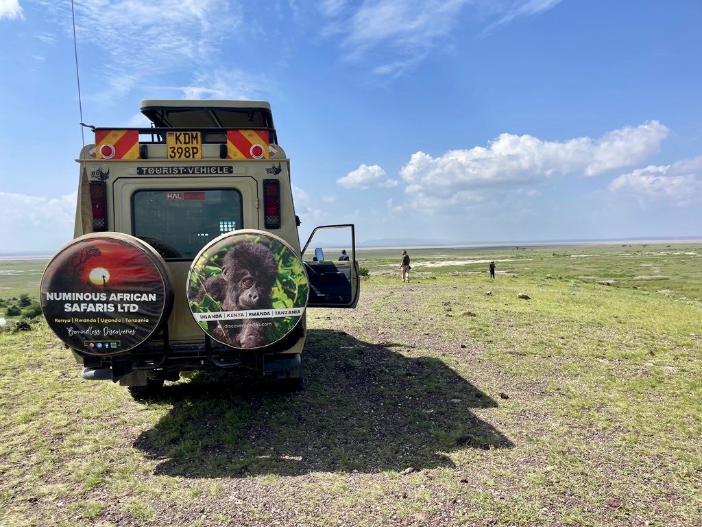 kenya safari jeep in Amboseli park